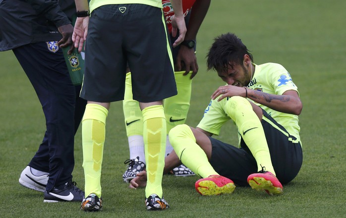 Neymar bị đau trong buổi tập trước đó