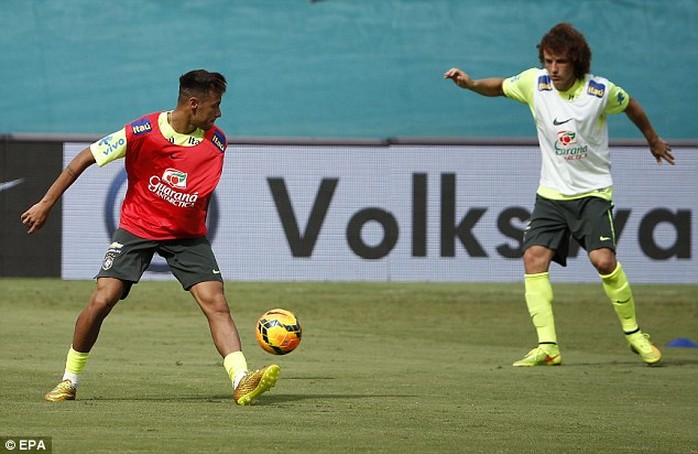 Tiền đạo Neymar và David Luiz