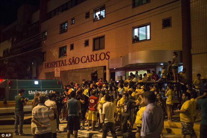 Nhiều người hâm mộ chờ Neymar trước bệnh viện nơi anh cấp cứu