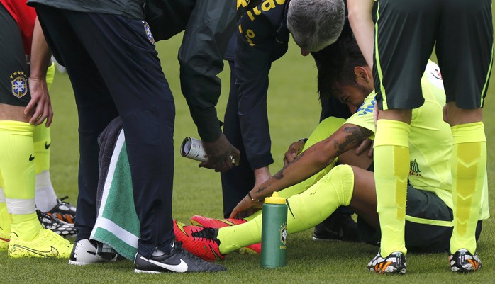 Neymar được chăm sóc kỹ sau tình huống chấn thương