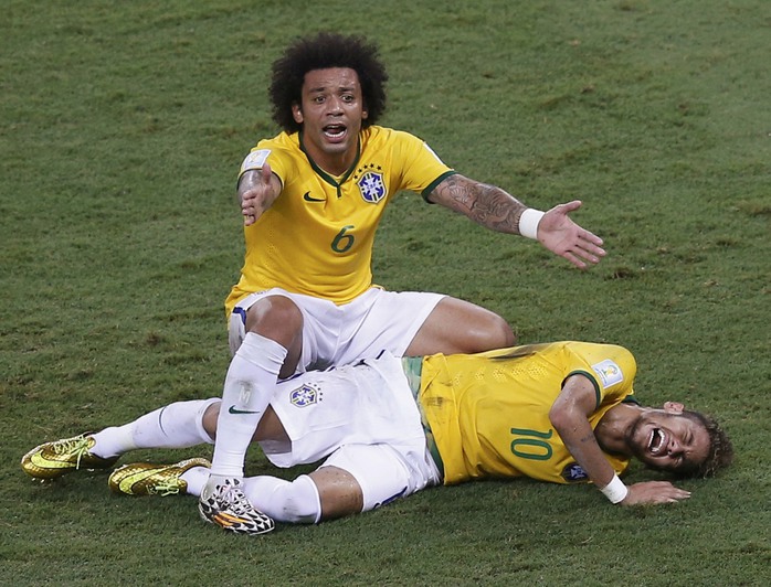 Neymar đau đớn sau cú va chạm với Zuniga