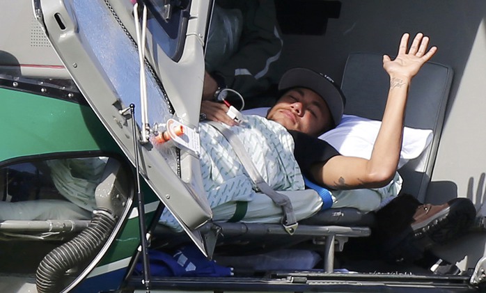 Neymar được chở bằng trực thăng về nhà hôm 6-7