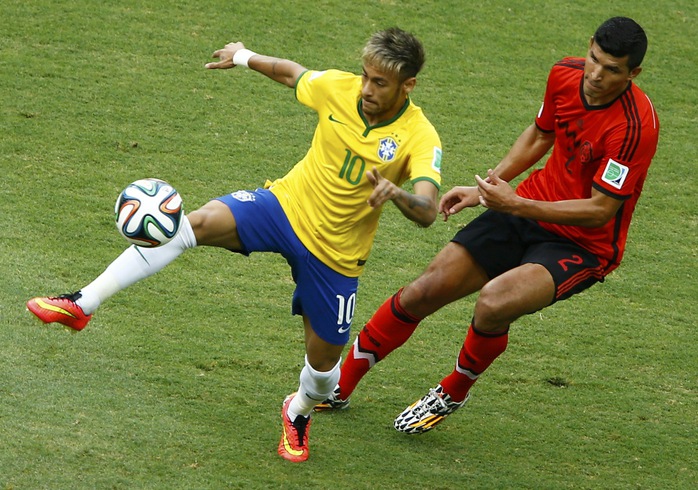 Neymar luôn nổi bật trên sân nhờ các pha đi bóng khéo léo