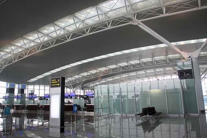Nhà ga T2 Sân bay quốc tế Nội Bài đón những hành khách đầu tiên vào sáng 25-10