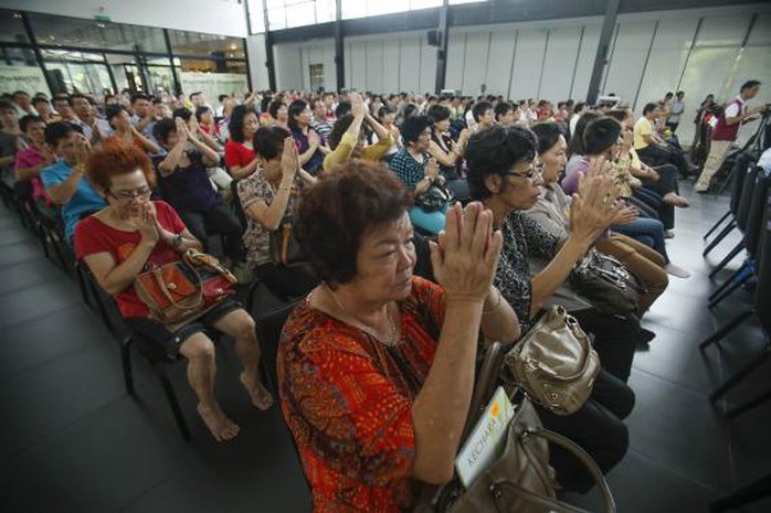 Cầu nguyện cho các hành khách trên MH370 ở Kuala Lumpur. Ảnh: Reuters