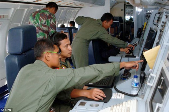 Hoạt động tìm kiếm bên trong một chiếc máy bay quân sự Malaysia bên trên eo biển Malacca hôm 12-3. Ảnh: EPA