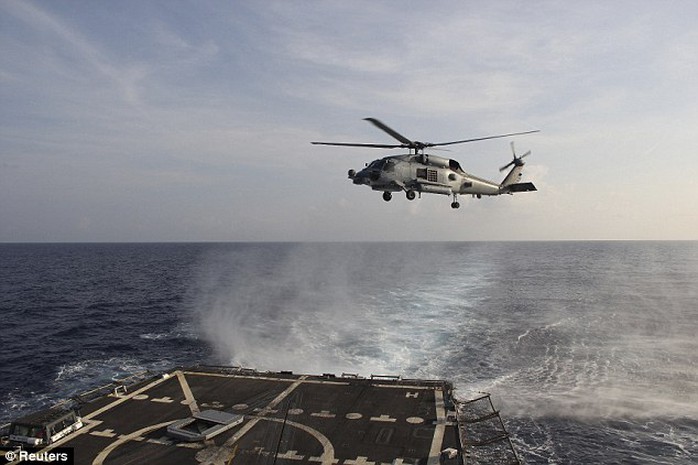 Trực thăng SH-60R Seahawk cất cánh từ tàu khu trục USS Pinckney (Mỹ) ở vịnh Thái Lan hôm 10-3. Ảnh: Reuters
