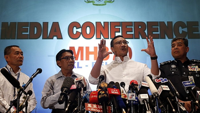 Quyền Bộ trưởng Giao thông Malaysia  Hishammuddin Hussein phát biểu tai cuộc họp báo hôm 16-3. Ảnh: Reuters