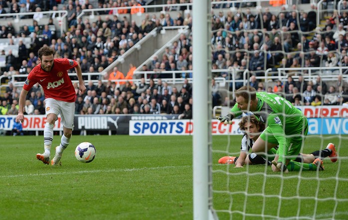 Mata lập cú đúp vào lưới Newcastle