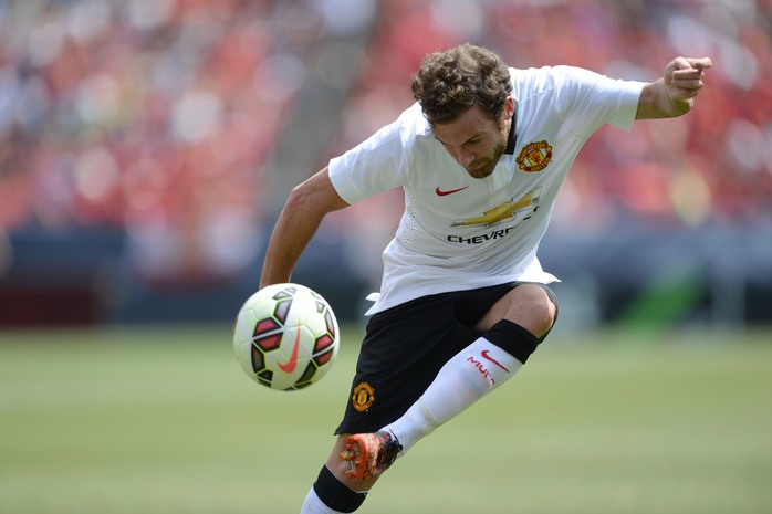 Juan Mata cũng kịp thực hiện pha lập công đẹp mắt