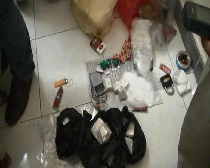 Ma túy và dụng cụ phân ma túy do lực lượng công an bắt quả tang khi đối tượng Hiền đang phân ma túy.