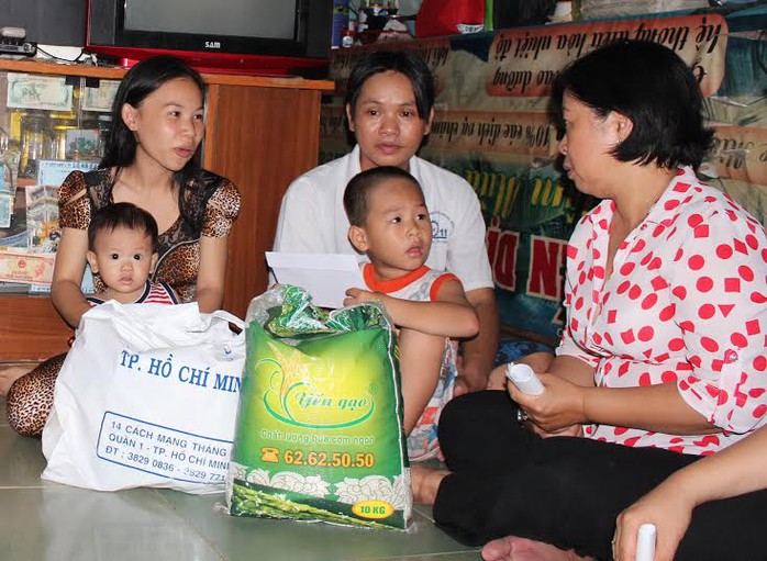 Bà Phan Thị Lan,chủ tịch LĐLĐ quận 6, thăm hỏi công nhân mất việc Công ty Bách Hợp