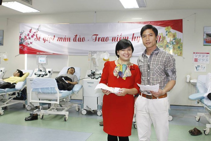Chị Giang Hải, một kỹ thuật viên của Khoa Sản Xuất Chế Phẩm máu, hôm nay không chỉ đi hiến máu một mình mà chị còn rủ thêm cậu em trai cùng đi hiến máu tình nguyện đầu năm...