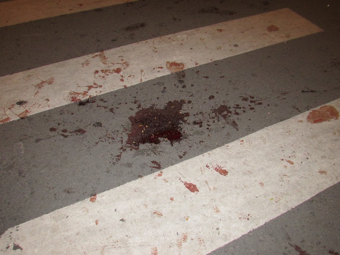 Vết máu của ông Dũng sau khi bị nhóm côn đồ đánh đập vào đêm 30-9, tại góc đường Mạc Thị Bưởi – Đồng Khởi.