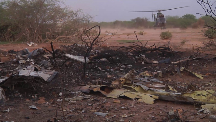 Hiện trường vụ rơi máy bay AH5017. Ảnh: Reuters