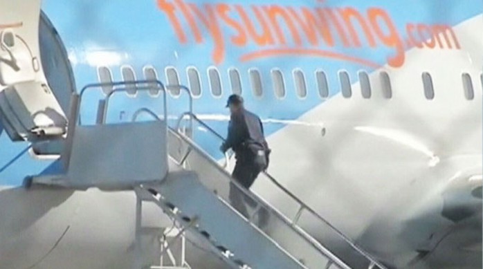 Máy bay hãng hàng không Sunwing Airlines hạ cánh khẩn cấp ở bang Montana ngày 16-3. Ảnh: AP