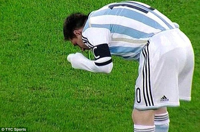 Messi nôn mửa ngay phút thứ 7