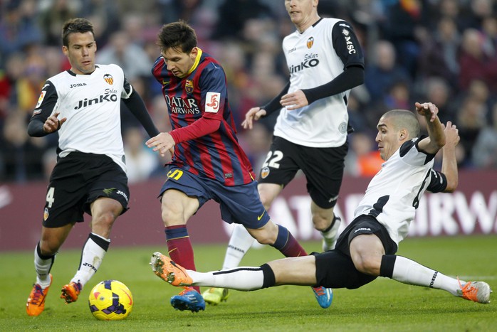 Messi ghi bàn nhưng không đủ giúp Barca tránh được thất bại ngược trước Valencia