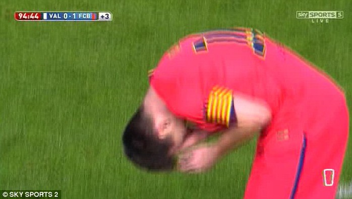 Messi sau khi bị ném chái nước vào đầu