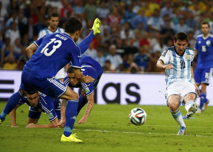 Messi tiếp tục lập công, nhân đôi cách biệt cho Argentina với pha đi bóng sở trường