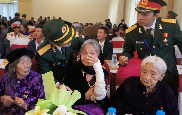 Bộ trưởng Đinh La Thăng yêu cầu các hãng hàng không ưu tiên phục vụ người có công với cách mạng như các Bà mẹ Việt Nam Anh hùng