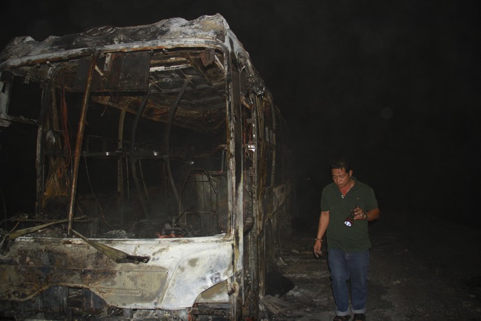 Sau khi cháy và nổ, chiếc xe khách chỉ còn trơ khung sắt