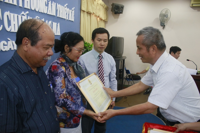 Chủ tịch Tổng LĐLĐ Việt Nam Đặng Ngọc Tùng, trao bằng khen cho các tác giả có đồ án xuất sắc