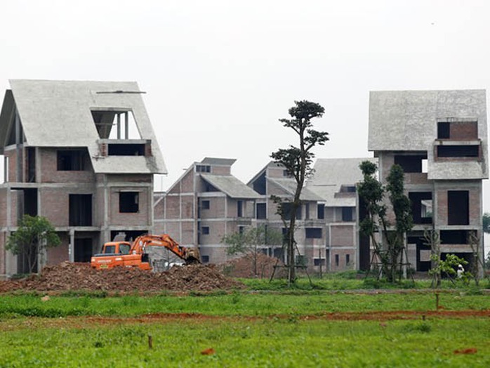 Bên cạnh những biệt thự đã xây xong phần thô, vẫn còn nhiều lô đất trống cỏ mọc xanh rì. Bên cạnh những biệt thự đã xây xong phần thô, vẫn còn nhiều lô đất trống cỏ mọc xanh rì.