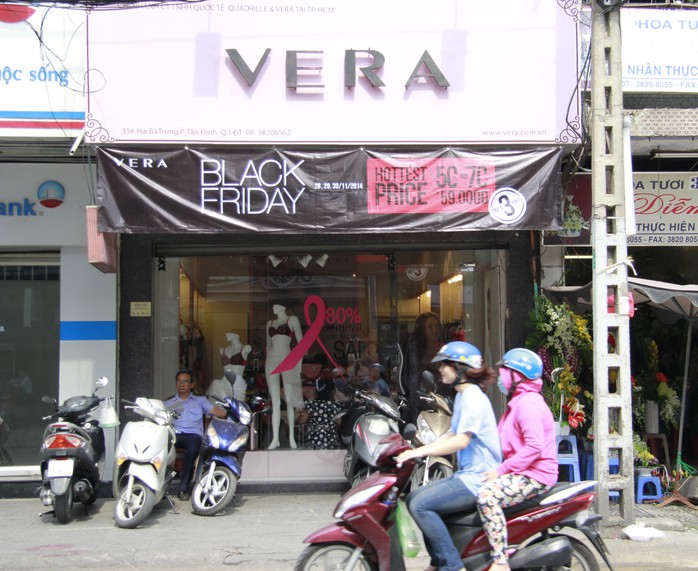 Cửa hàng Vera trên đường Hai Bà Trưng tổ chức chương trình giảm giá Black Friday