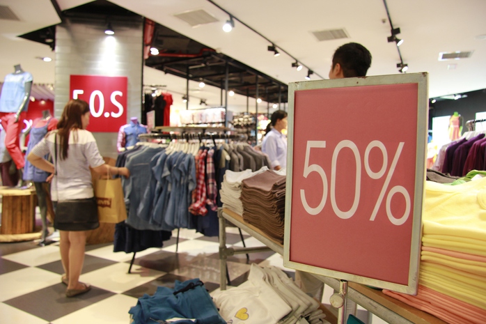 Một số cửa hàng ở trung tâm Vincom cũng giảm giá mạnh dịp này