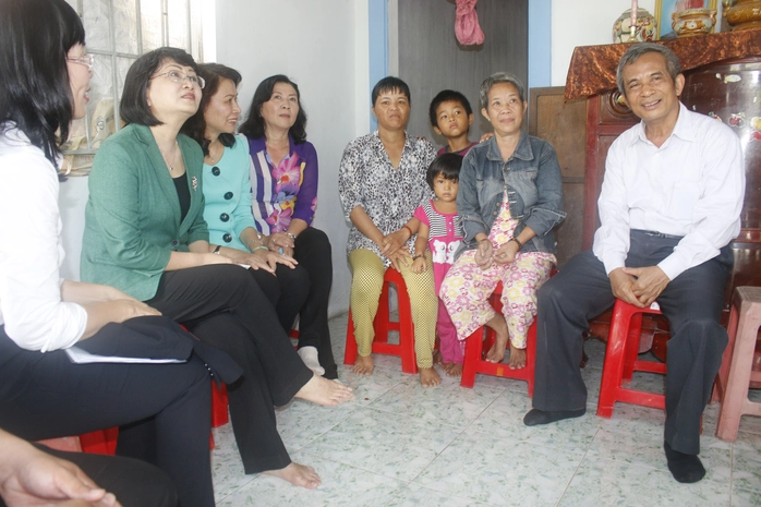 Chủ tịch Tổng LĐLĐ Việt Nam Đặng Ngọc Tùng và lãnh đạo tỉnh ủy tỉnh Vĩnh Long, thăm hỏi bà con nghèo