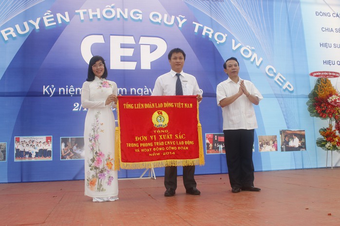Ông Mai Đức Chính, Phó Chủ tịch Tổng LĐLĐ Việt Nam (bìa phải), trao cờ thi đua xuất sắc cho đại diện Quỹ CEP