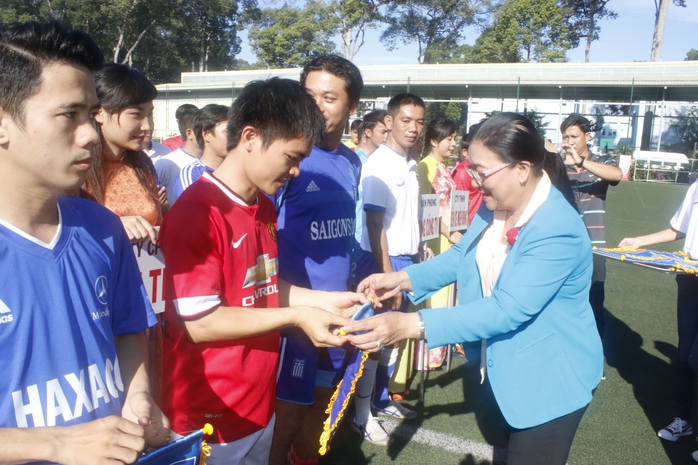 Bà Nguyễn Thị Bích Thủy, Phó Chủ tịch LĐLĐ TP, trao cờ lưu niệm cho các đội dự giải bóng đá do SAMCO tổ chức