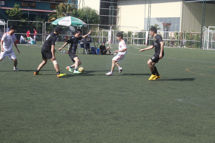 Một pha tranh bóng giữa các đội dự giải bóng đá CNVC-LĐ SAMCO