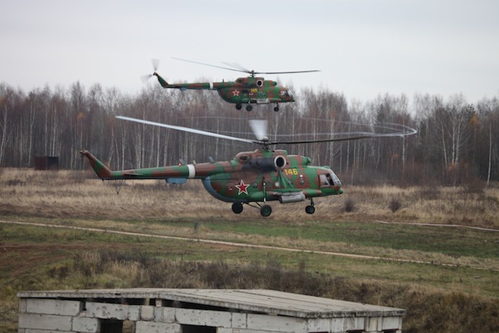 Hai chiếc trực thăng Mi-8AMTSh tham gia tập trận ở Nga. Ảnh: Moscow Times