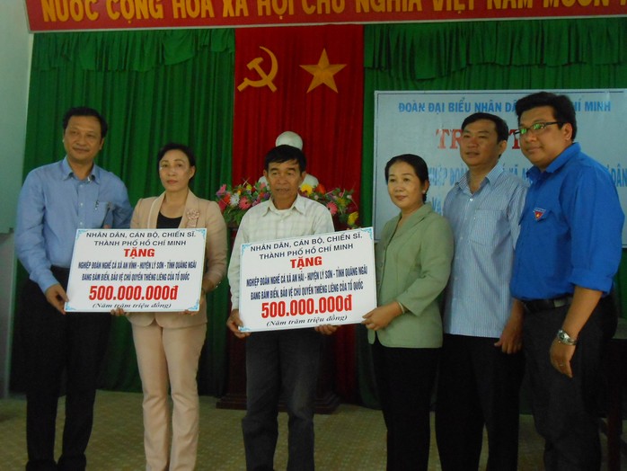Bà Võ Thị Dung, Chủ tịch UBMTTQ TP HCM (thú ba từ phải sang), trao tiền hỗ trợ cho Quỹ hỗ trợ ngư dân Quảng Ngãi và Nghiệp đoàn nghề cá An Hải, An Vĩnh.