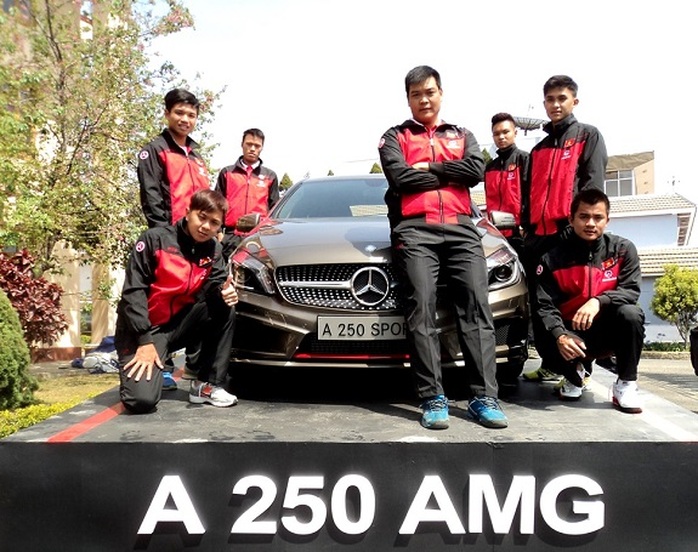 Đội tuyển David Cup Mercedes-Benz Việt Nam bên cạnh mẫu xe A250 AMG