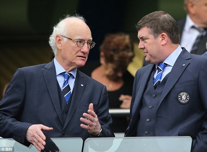 Giám đốc điều hành CLB Chelsea, ông Ron Gourlay (trái)