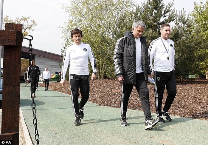 Ông Mourinho và trợ lý Faria ra sân tập vào sáng thứ hai