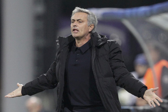 HLV Mourinho phản ứng trước màn trình diễn nghèo nàn của Chelsea trong hiệp 1