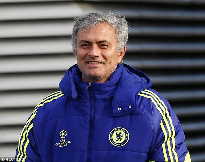 HLV Mourinho tươi cười vì Chelsea đang thi đấu thăng hoa