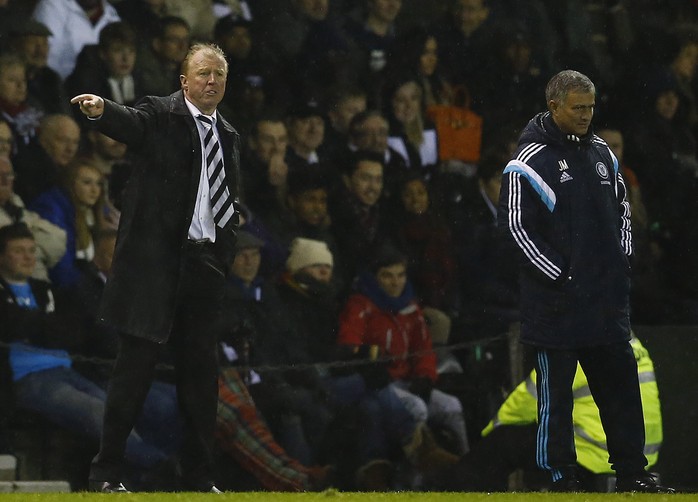 Ông Mourinho (phải) trong chiến thắng của Chelsea trước Derby County rạng sáng 17-12