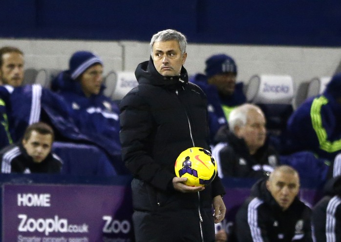 Ông Mourinh ngẩn ngơ nhìn Chelsea đánh mất 3 điểm quý giá