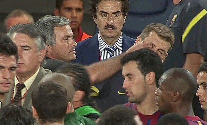 HLV Mourinho chọc mắt ông Vilanova trong một pha tranh cãi hồi năm 2011.