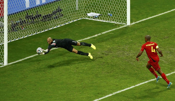 Tim Howard từ chối bàn thắng của Kompany bên phía Bỉ