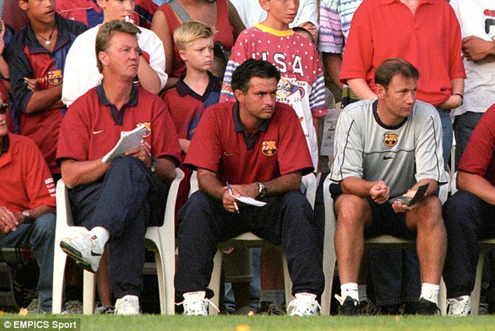 HLV Van Gaal và trợ lý Mourinho khi còn ở Bracelona