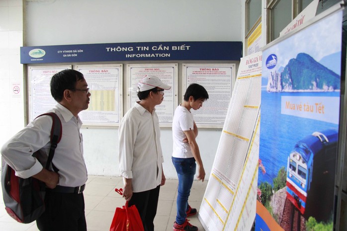 Hành khách xem cách thức mua vé tàu tại Ga Sài Gòn
