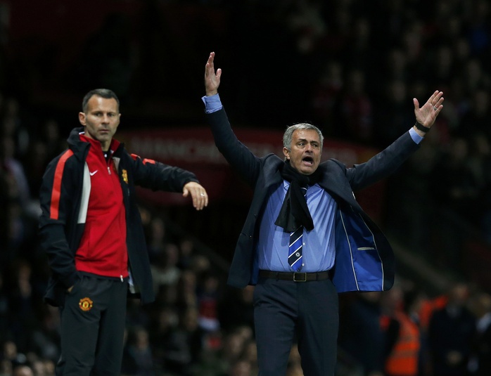 HLV Mourinho có vẻ không hài lòng với trọng tài trận này