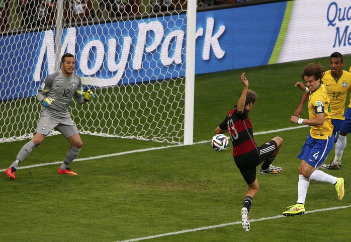 Thomas Mueller ghi bàn mở tỉ số, mở màn cho trận thua tệ hại nhất trong lịch sử của bóng đá Brazil