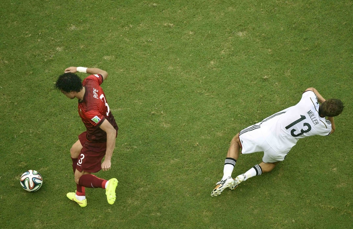 Thomas Mueller đã đóng kịch quá đạt trong pha tranh chấp với Pepe